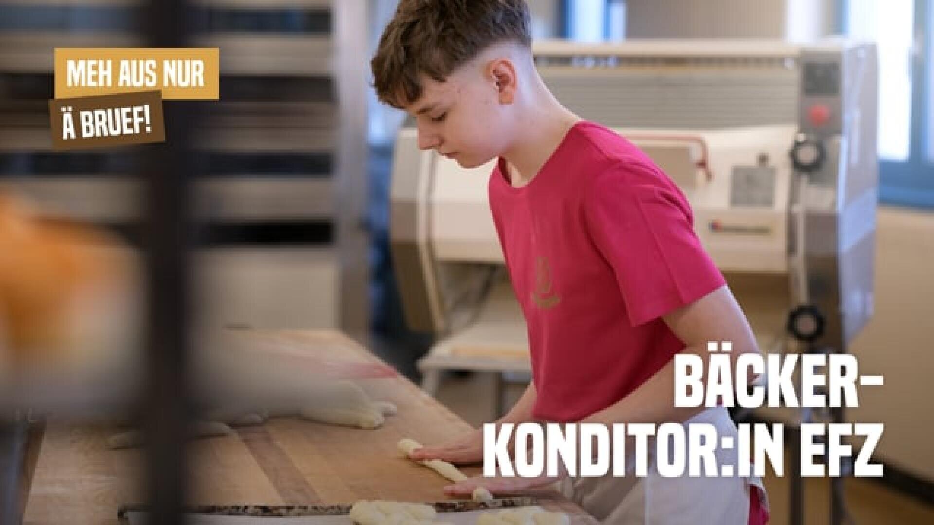 Ein junger Mensch in einem rosa Hemd formt Teig auf einer Arbeitsfläche in einer Bäckerei. Ein Text auf Deutsch wirbt für den Beruf des Bäckers und Konditors. Im Hintergrund sind Backutensilien zu sehen.