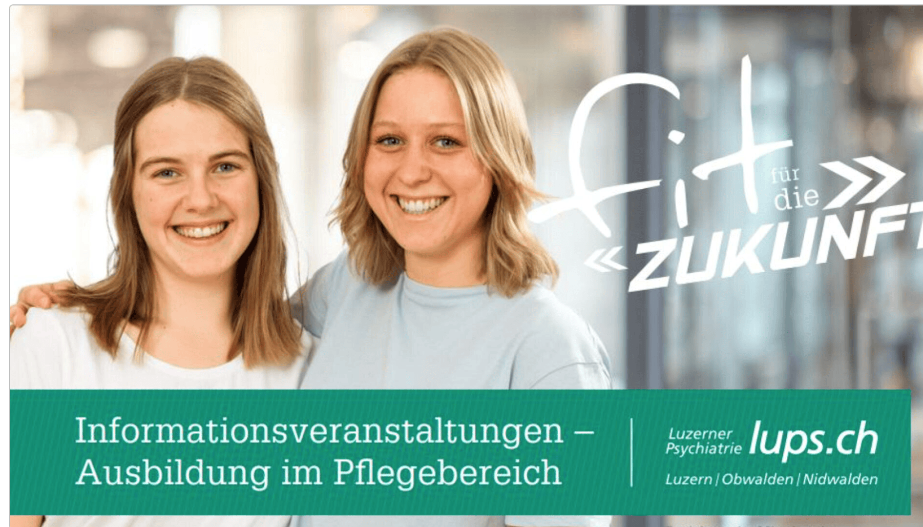 Zwei junge Frauen stehen lächelnd beieinander, die eine hat den Arm um die andere gelegt. Text wirbt für Informationsveranstaltungen zur Pflegeausbildung, mit dem Slogan Fit für die Zukunft und dem lups.ch-Logo.