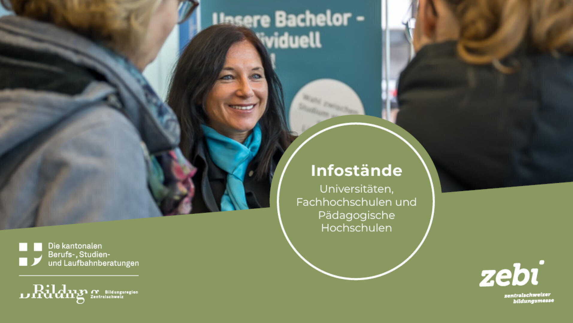 Eine lächelnde Frau unterhält sich an einem Informationsstand mit zwei Personen über Universitäten und Hochschulen. Der Text hebt die Bildungsberatung und die Zebi-Bildungsmesse hervor. Am unteren Bildrand sind Logos und weitere Angaben in deutscher Sprache zu sehen.