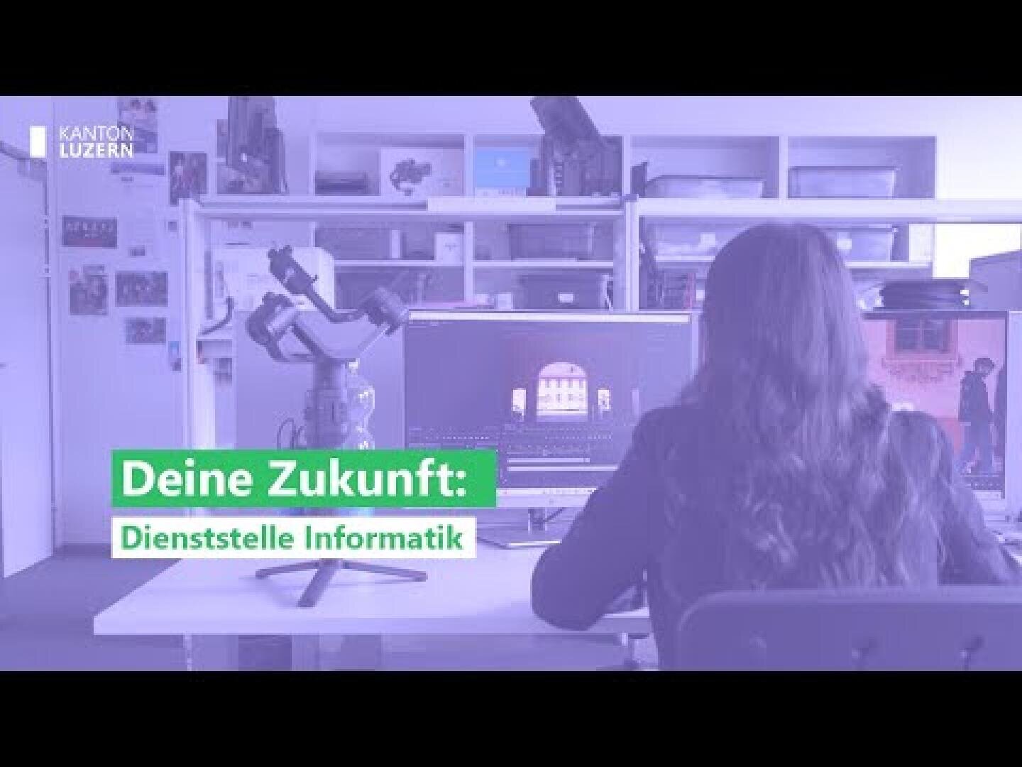 Eine Person mit langen Haaren sitzt an einem Schreibtisch und arbeitet an einem Computer in einem Büro. Die grüne Schrift lautet Deine Zukunft: Dienststelle Informatik. Das Logo des Kantons Luzern befindet sich in der oberen linken Ecke.
