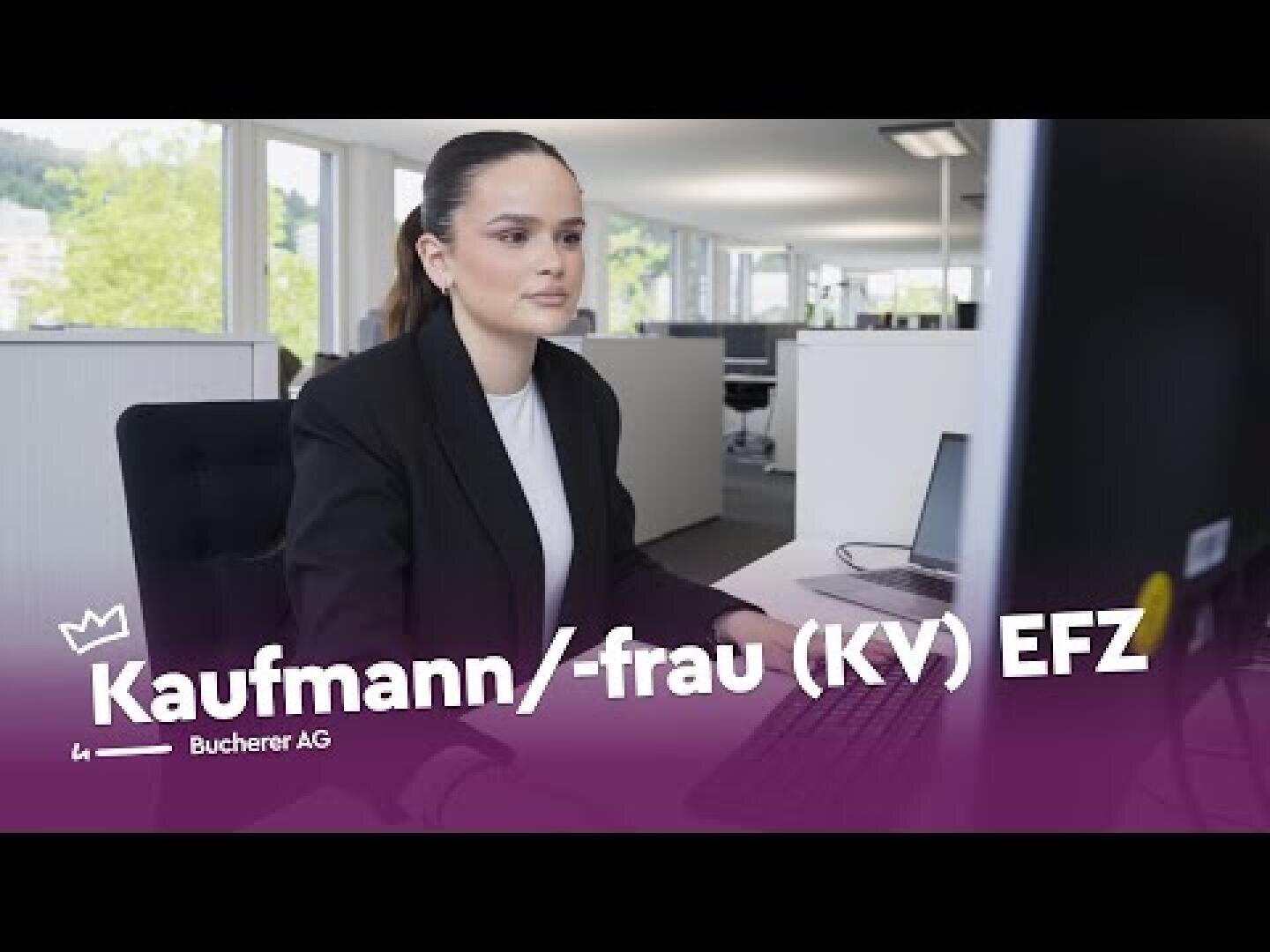 Eine Frau in Business-Kleidung sitzt an einem Schreibtisch und arbeitet an einem Computer in einem modernen Büro. Der Text auf dem Bild lautet: Kaufmann/-frau (KV) EFZ und Bucherer AG.