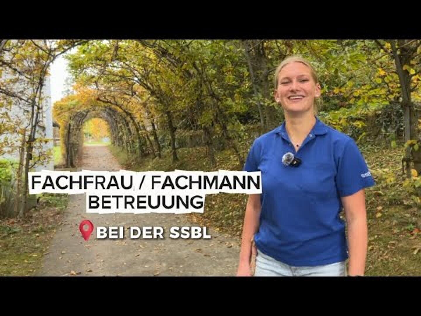 Eine lächelnde Frau in einem blauen Hemd steht auf einem von Bäumen gesäumten Weg im Herbst. Der Text lautet: Fachfrau / Fachmann Betreuung bei der SSBL. Neben dem Text erscheint ein rotes Standort-Pin-Symbol.
