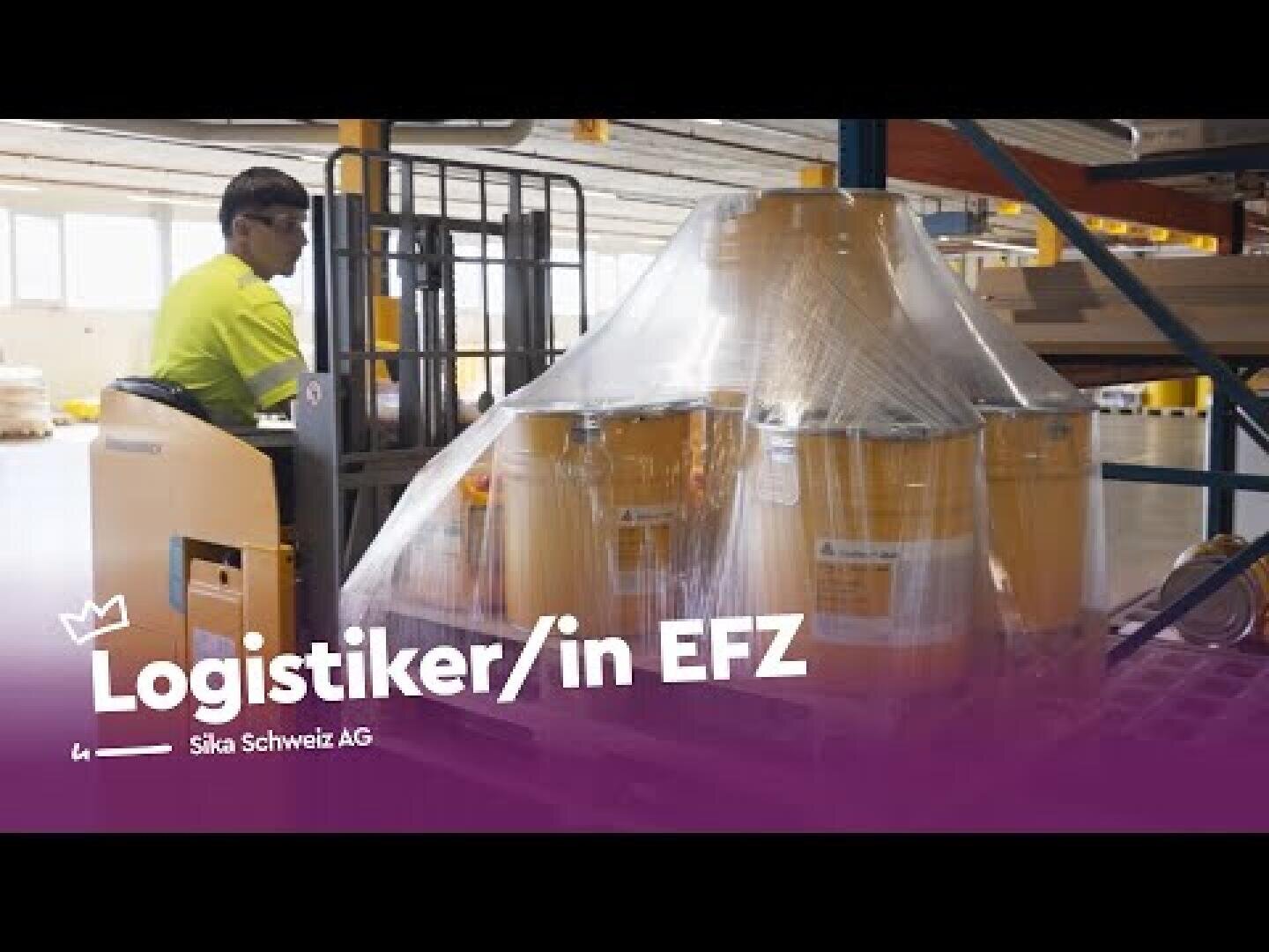 Ein Lagerarbeiter, der einen Gabelstapler in der Nähe einer Palette mit in Schrumpffolie verpackten gelben Fässern bedient; darüber der Text Logistiker/in EFZ Sika Schweiz AG.
