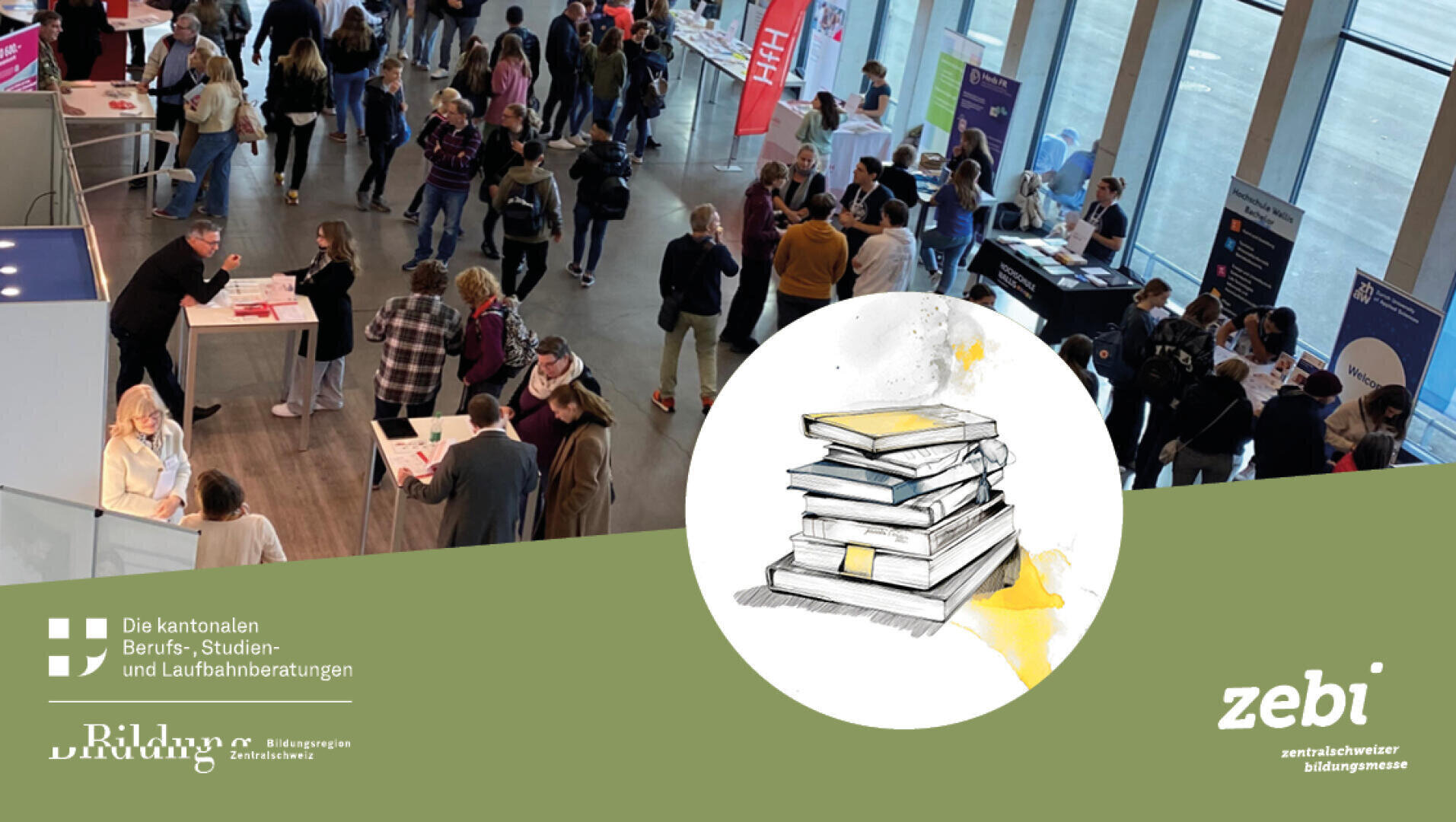 Eine gut besuchte Bildungsmesse mit Besuchern an den Ständen, Informationsbannern und einer großen Illustration von gestapelten Büchern im Vordergrund, auf der das Zebi-Logo sowie ein Text über Berufsberatungsangebote zu sehen sind.