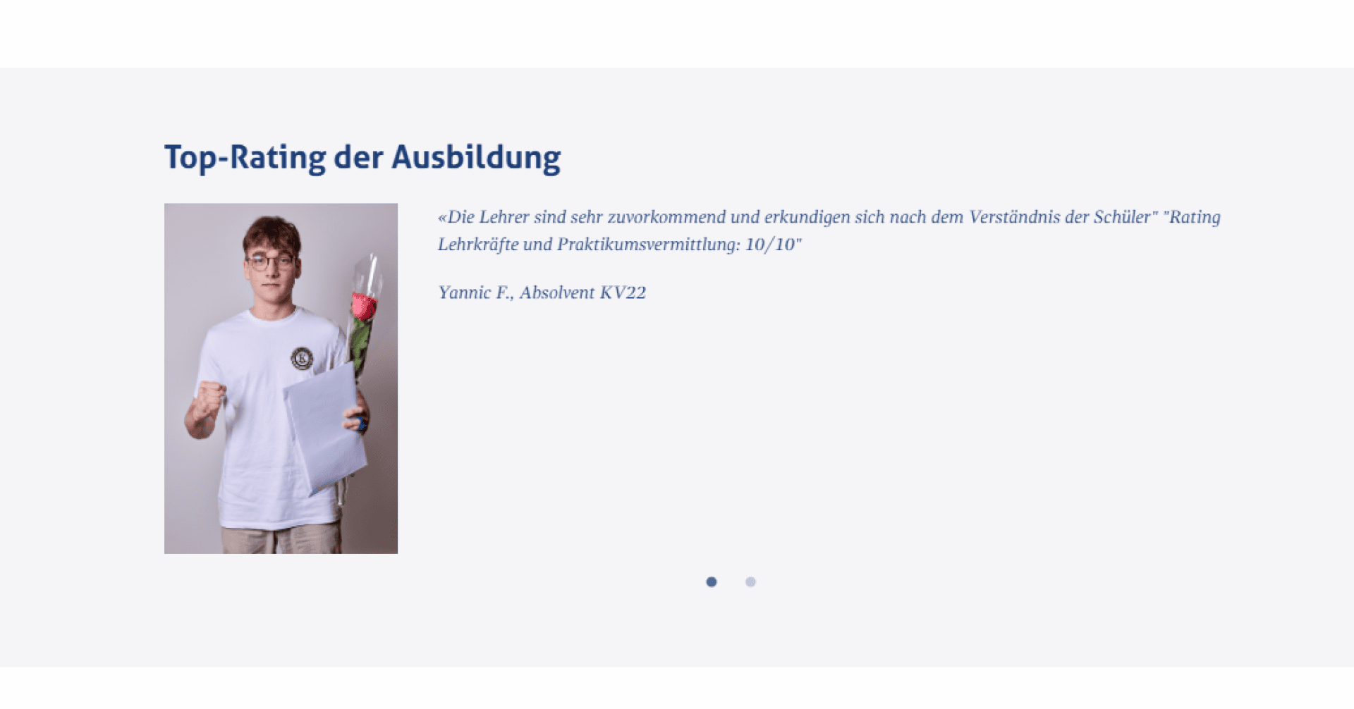 Ein junger Mann in einem weißen Hemd hält eine Rose und ein Blatt Papier in der Hand und steht vor einem hellen Hintergrund neben einem Zitat, in dem die Lehrer und die praktische Ausbildung mit 10/10 bewertet werden.