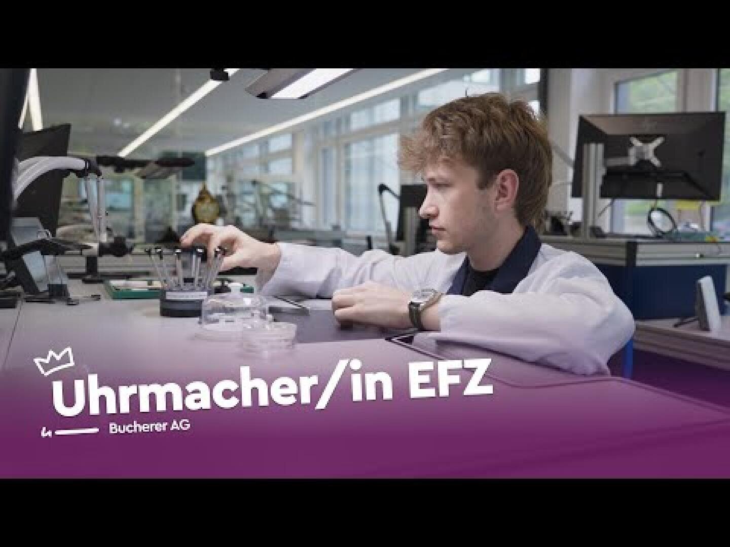 Ein junger Mensch in einem weißen Laborkittel arbeitet mit kleinen Werkzeugen an einem Arbeitsplatz in einem hellen, modernen Labor. Der Text lautet: Uhrmacher/in EFZ und Bucherer AG auf einem violetten Banner am unteren Rand.