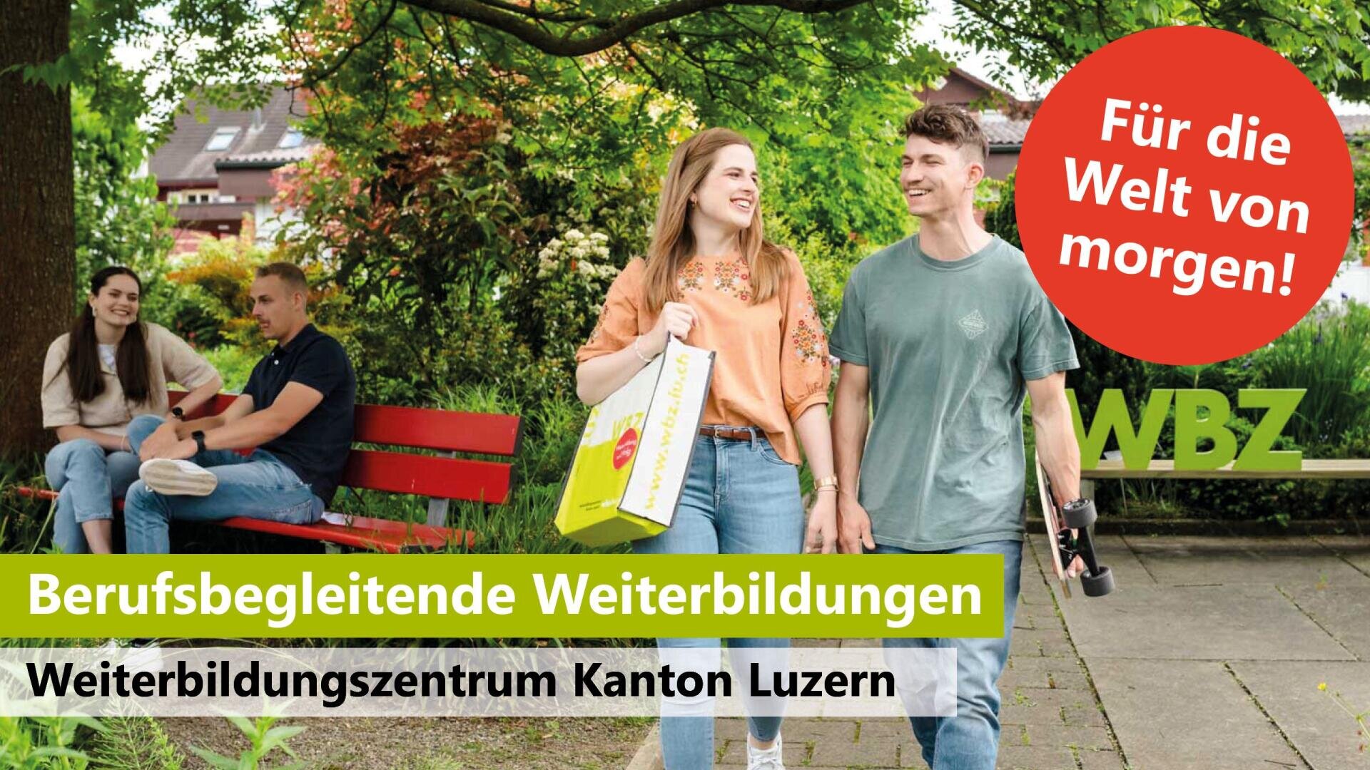 Zwei junge Erwachsene gehen lächelnd in einem Park spazieren, sie tragen Taschen. In der Nähe sitzt eine Frau auf einer roten Bank. Der Text wirbt für berufsbegleitende Weiterbildungen im Weiterbildungszentrum Kanton Luzern. Im roten Kreis steht Für die Welt von morgen!.
