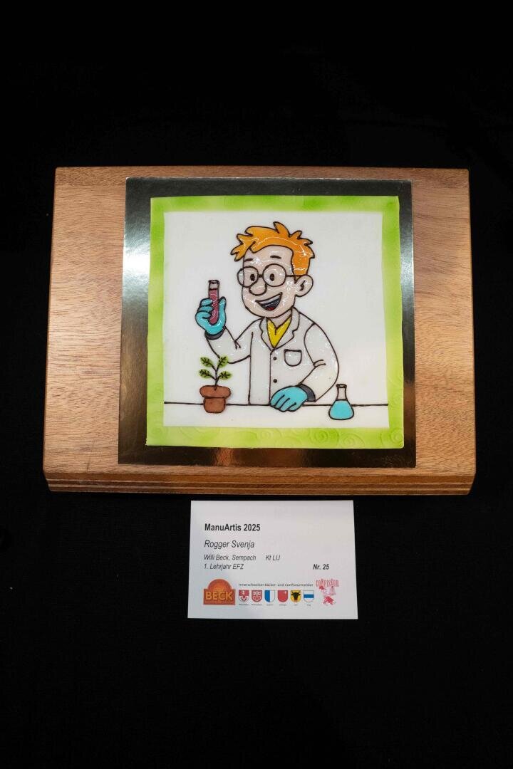 Eine farbenfrohe Karikatur eines lächelnden Wissenschaftlers, der ein Reagenzglas in der Hand hält und eine Pflanze untersucht, ist auf einer Holztafel abgebildet. Darunter befindet sich ein Schild mit Informationen zur Ausstellung und zum Künstler.