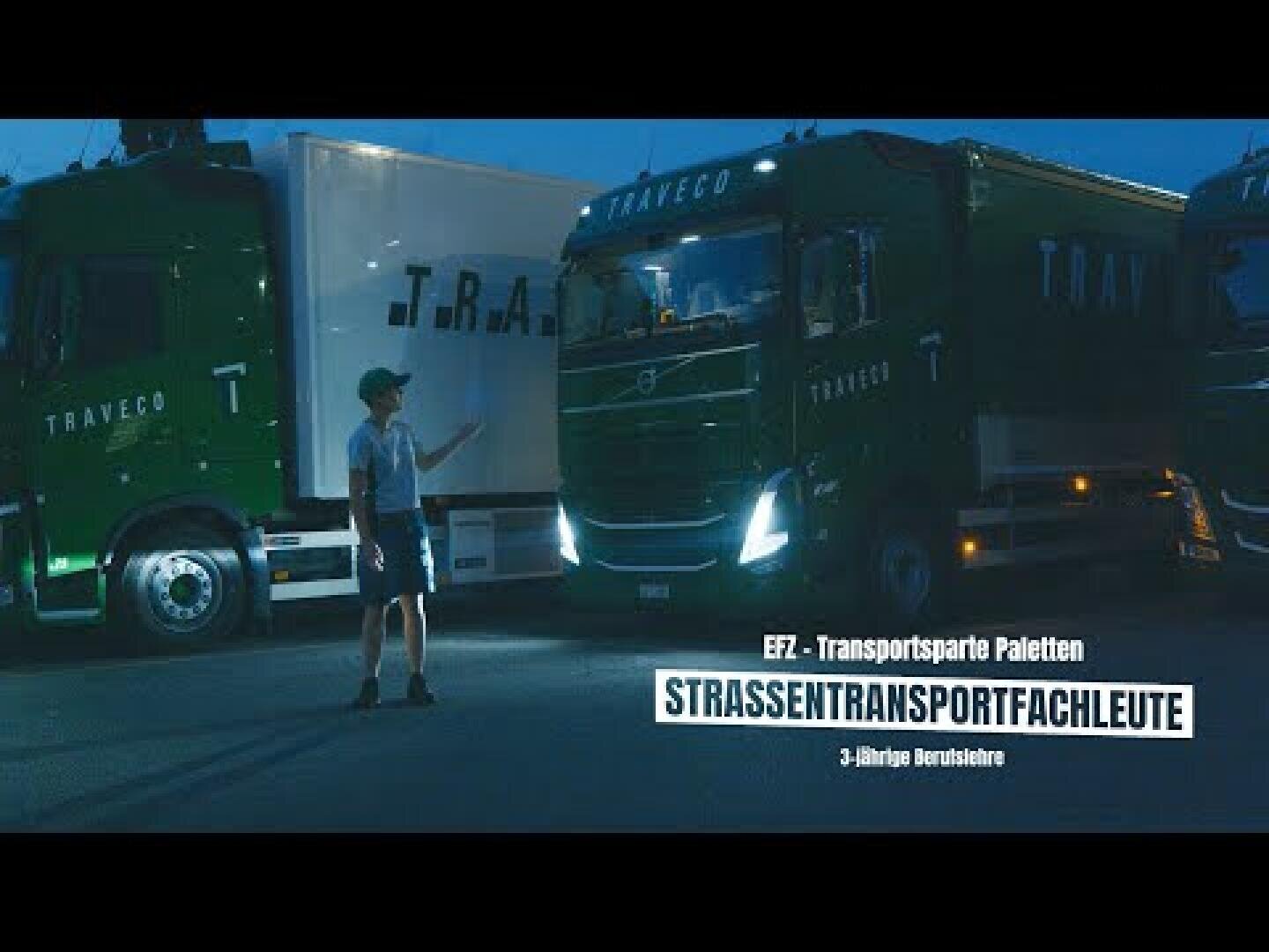 In der Abenddämmerung steht eine Person neben grünen TRAVECO-Lkw. Auf dem Bild ist in weißer Schrift der Text „STRASSENTRANSPORTFACHLEUTE“ und „3-jährige Berufslehre“ zu lesen, womit für eine Ausbildung zum Lkw-Fahrer geworben wird.