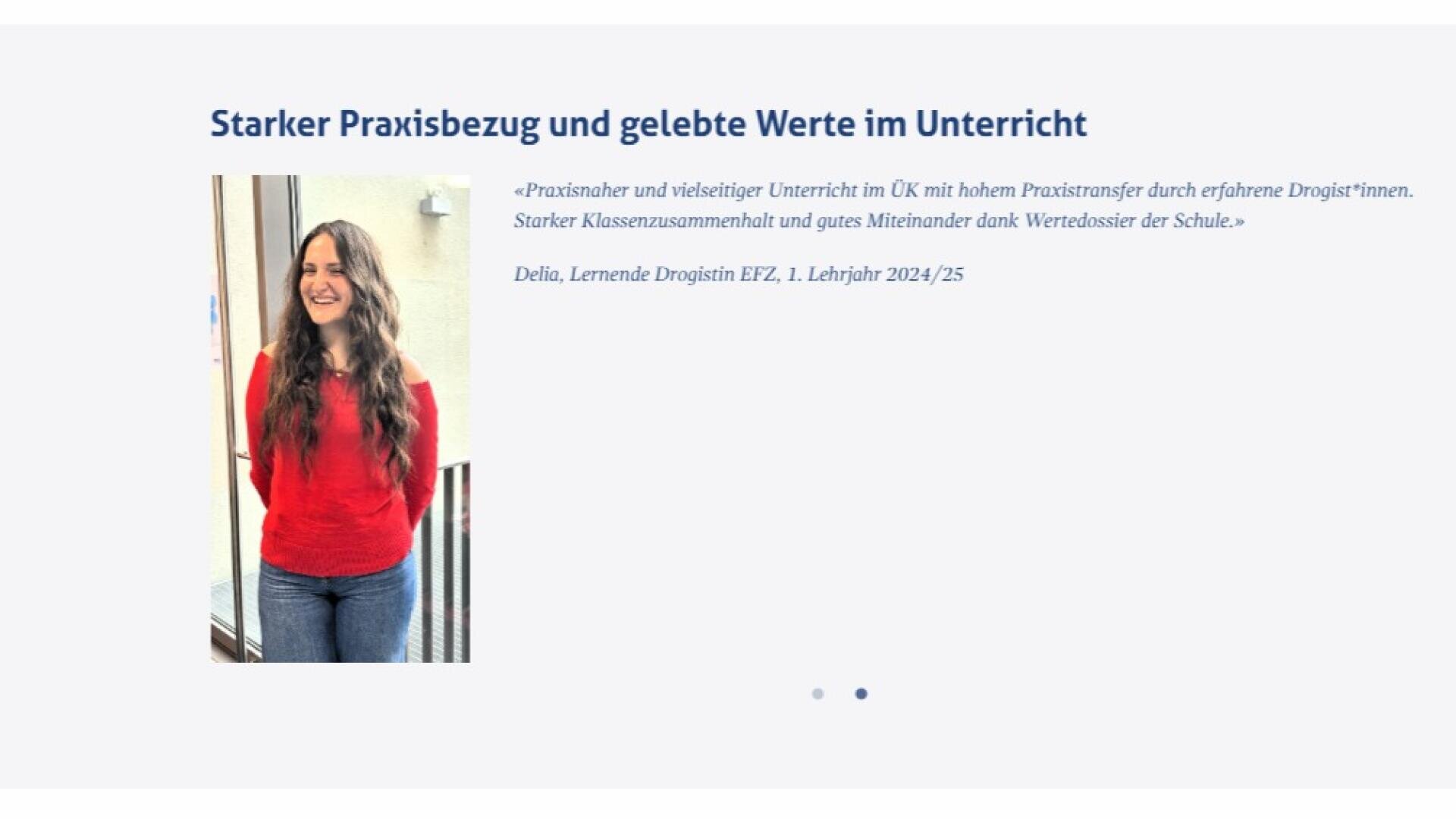 Eine lächelnde junge Frau mit langen braunen Haaren, die einen roten Pullover und Jeans trägt, steht in einem Innenraum an einem Fenster. Rechts von ihr ist ein Text über praktischen Unterricht und gelebte Werte in der Erziehung zu lesen.