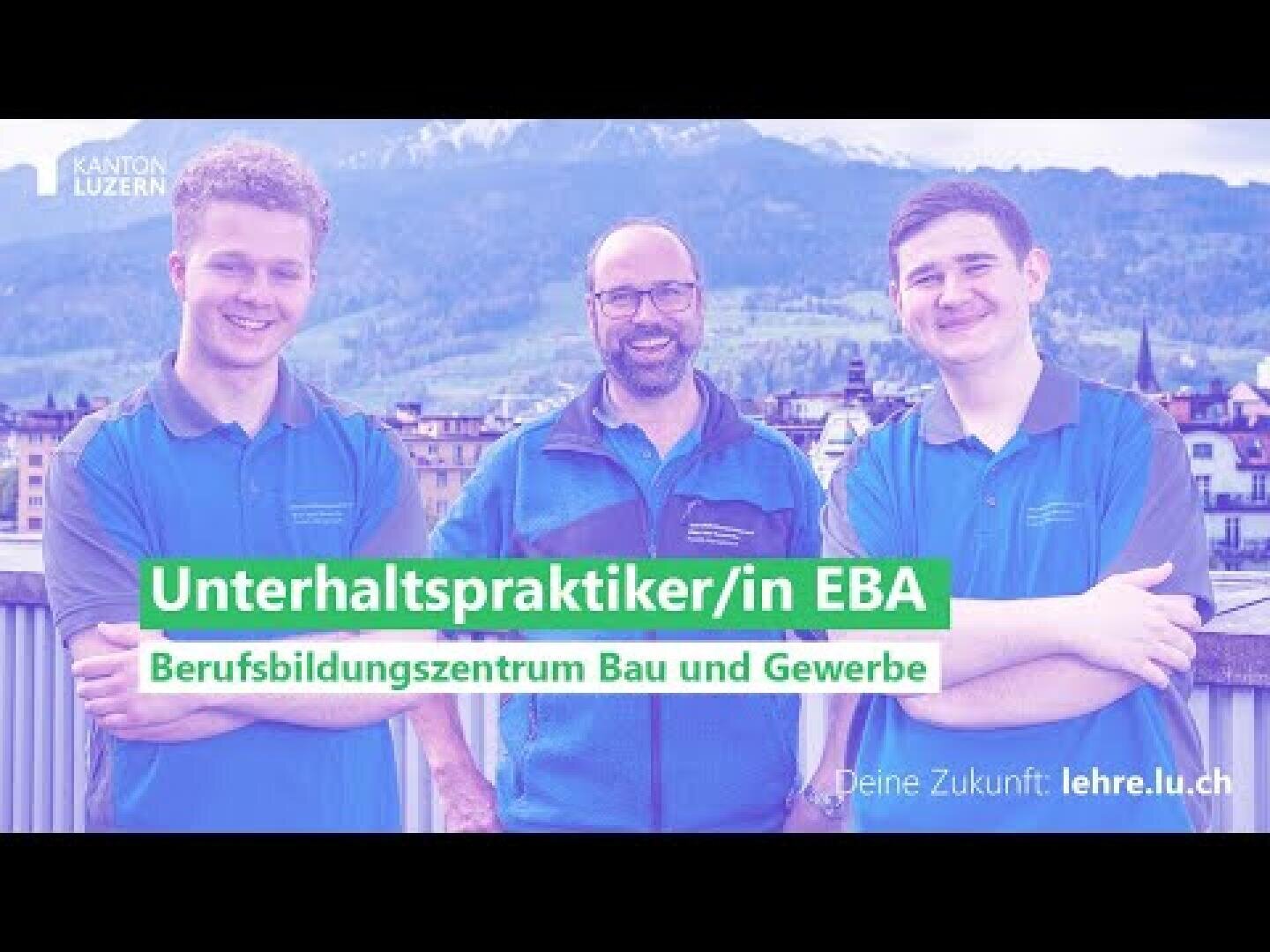 Drei lächelnde Menschen in blauen Arbeitsuniformen stehen im Freien mit Bergen im Hintergrund. Der Text wirbt für eine EBA-Instandhaltungslehre am Berufsbildungszentrum für Bau und Handwerk in Luzern.