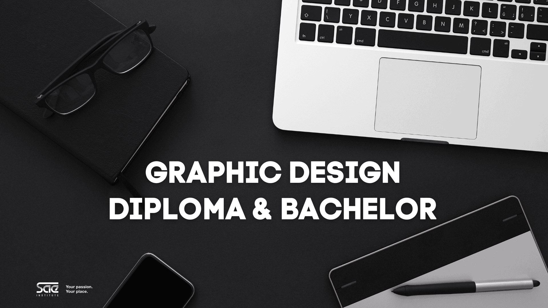 Flaches Layout eines Laptops, einer Brille, eines Tablets und eines Notebooks auf einer schwarzen Oberfläche mit dem Text Graphic Design Diploma & Bachelor in fetten weißen Buchstaben in der Mitte.