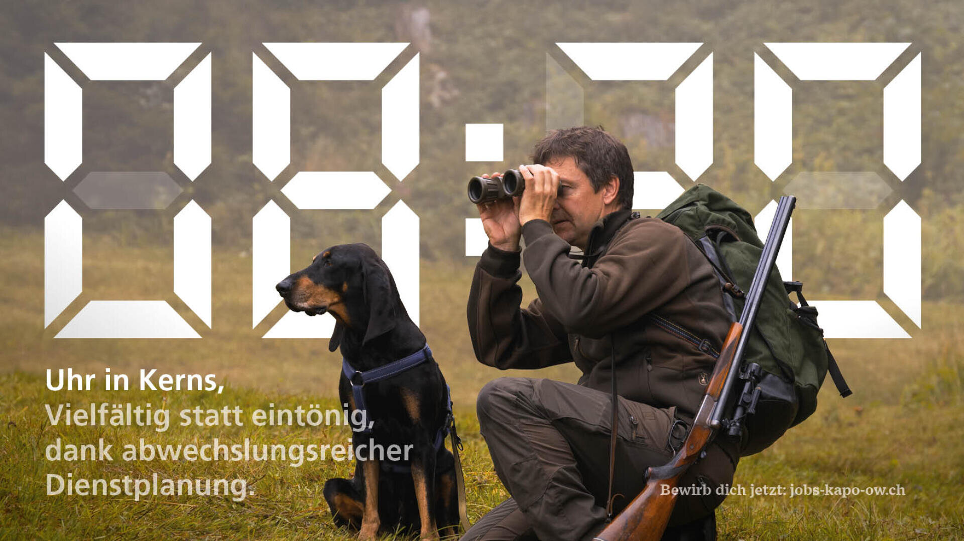 Ein Mann in Outdoor-Kleidung kniet mit einem Fernglas und einem Gewehr im Gras, begleitet von einem schwarzen Hund; große digitale Zahlen und deutscher Rekrutierungstext überlagern das Bild.