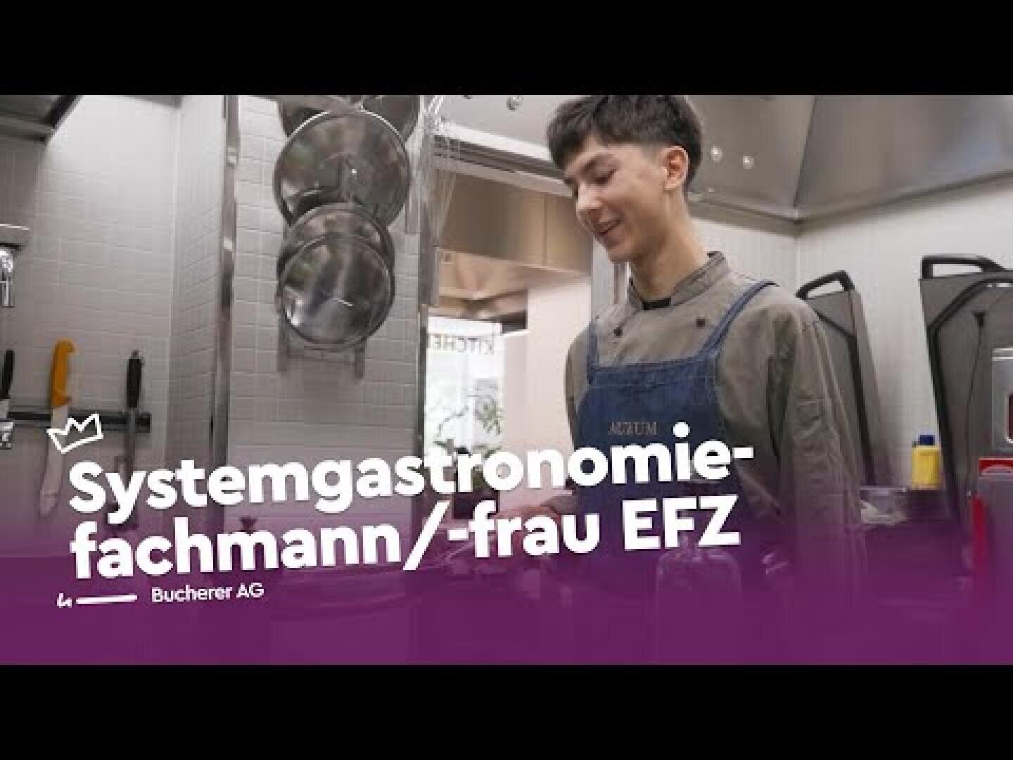 Eine junge Person in einer Grossküche trägt eine marineblaue Schürze und lächelt bei der Zubereitung von Speisen. Der Text auf dem Bild lautet: Systemgastronomiefachmann/-frau EFZ, Buchererr AG.