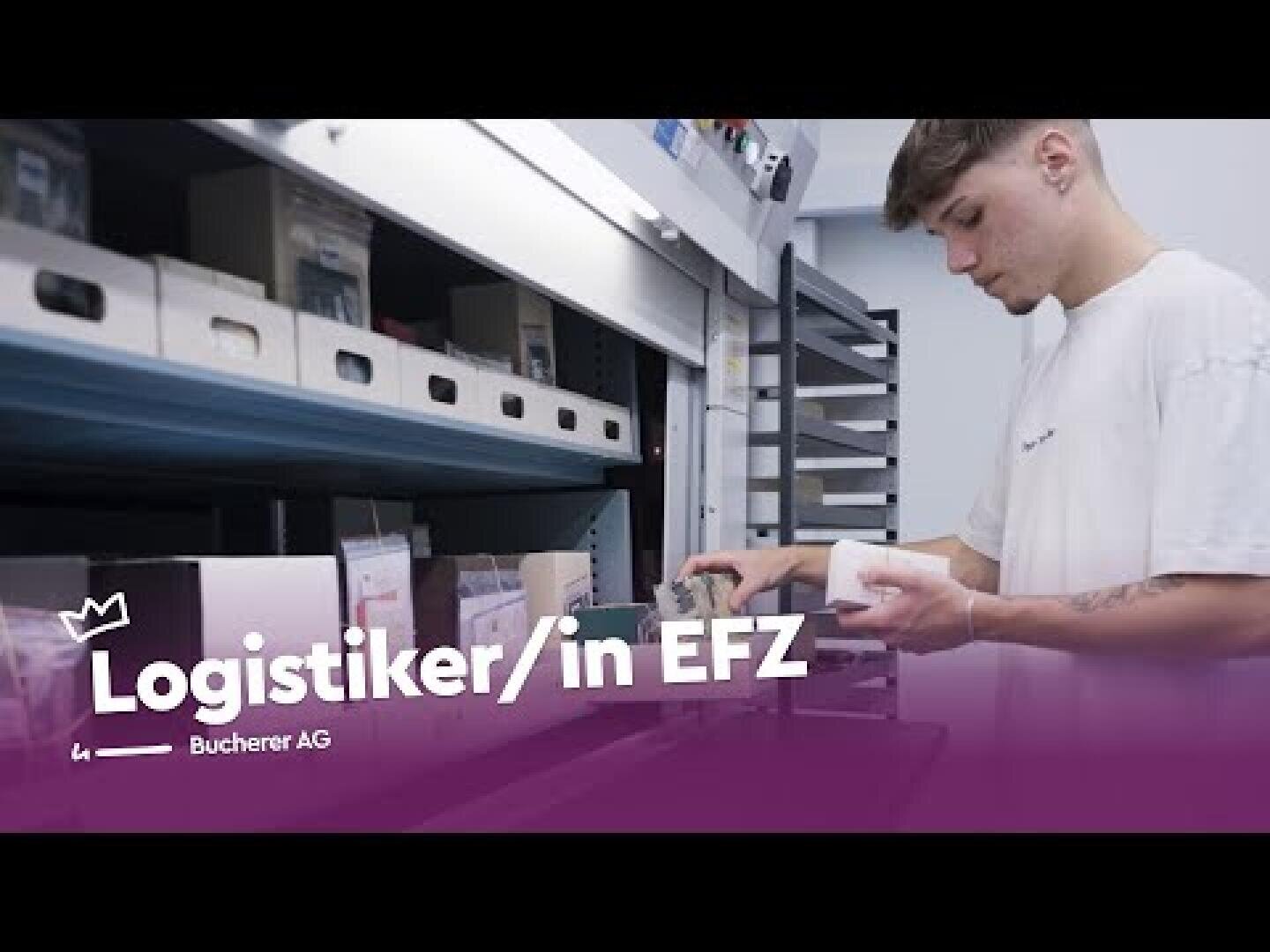 Ein junger Mann ordnet Kartons auf einem Regal in einem Lagerraum. Der Text auf dem Bild lautet Logistiker/in EFZ und Bucherer AG über einem violetten Banner.