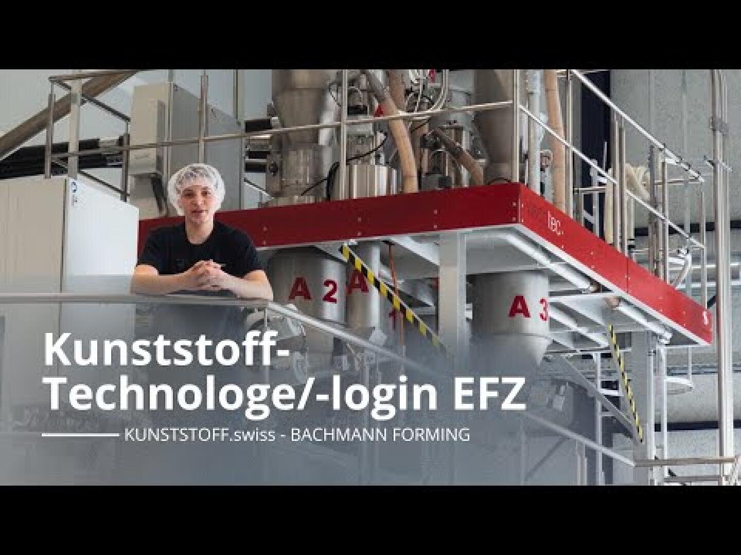Eine Person mit Haarnetz und schwarzem Hemd steht auf einer Plattform in einer Industrieanlage. Der überlagerte Text lautet: Kunststoff-Technologie/-login EFZ KUNSTSTOFF.swiss - BACHMANN FORMING.