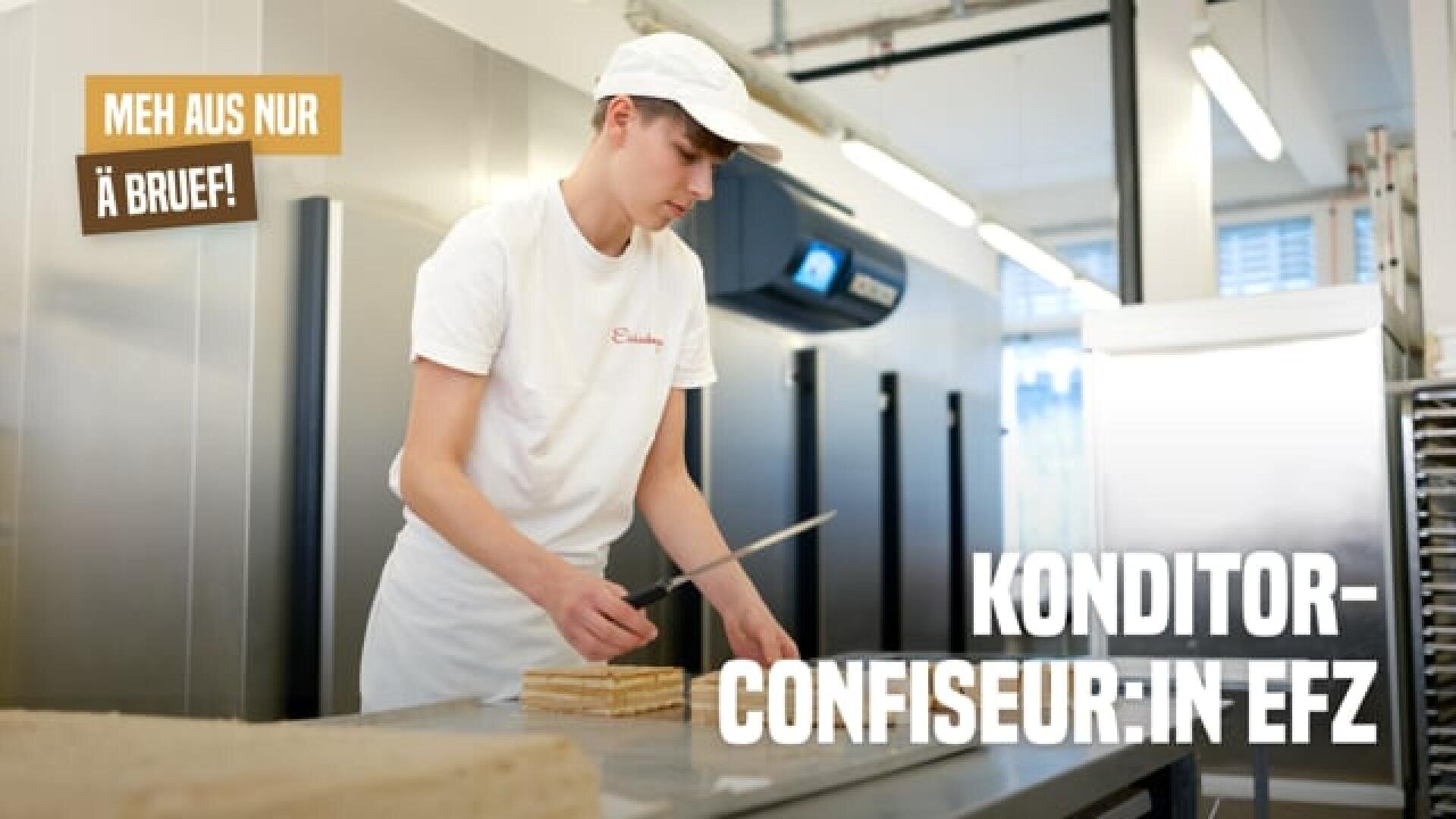Eine junge Person in weißer Uniform und Mütze schneidet in einer modernen Bäckerei aus Edelstahl geschichtetes Gebäck. Der Text lautet Konditor-Confiseur:in EFZ und Meh aus nur ä Bruef! in Deutsch.