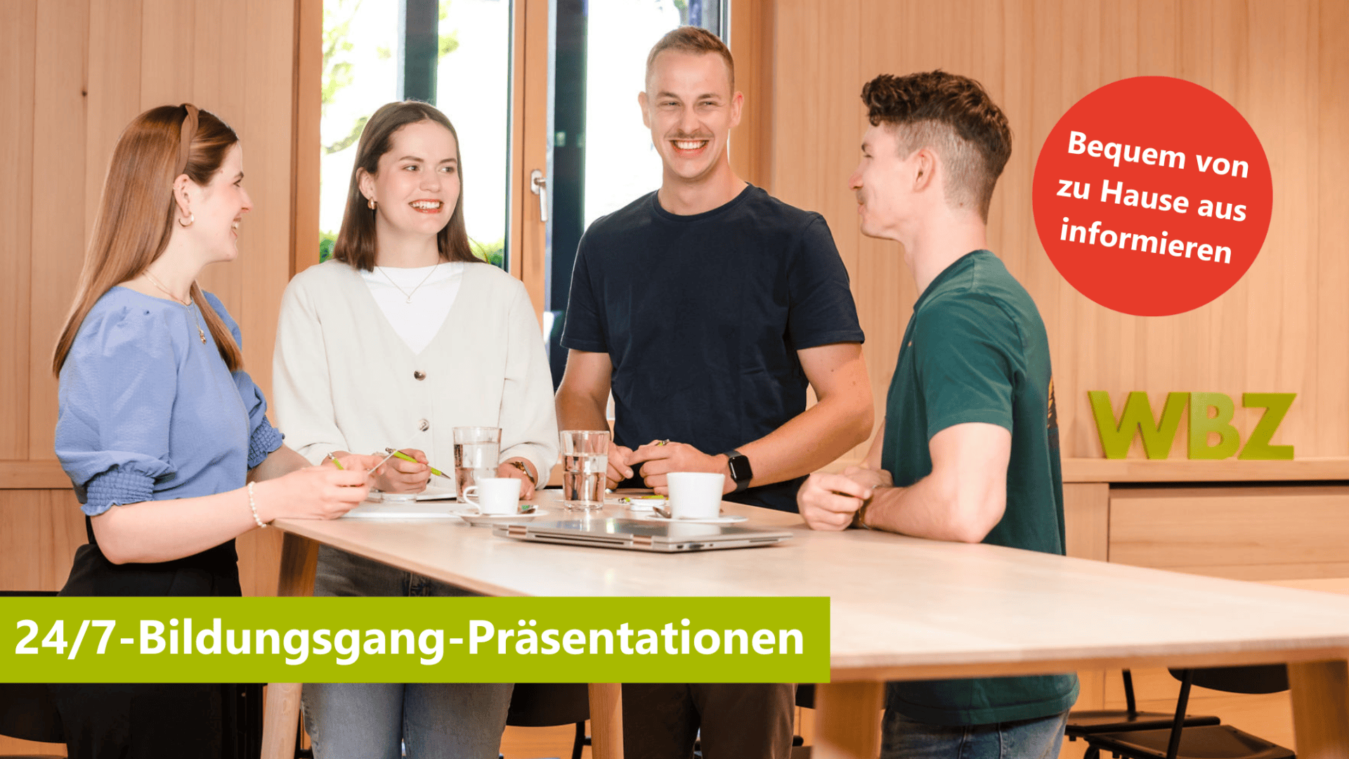 Vier junge Erwachsene stehen um einen Tisch herum, lächeln und unterhalten sich in einem hellen, modernen Raum. Textblasen bewerben Online-Bildungspräsentationen mit 24/7-Bildungsgang-Präsentationen und Bequem von zu Hause aus informieren.