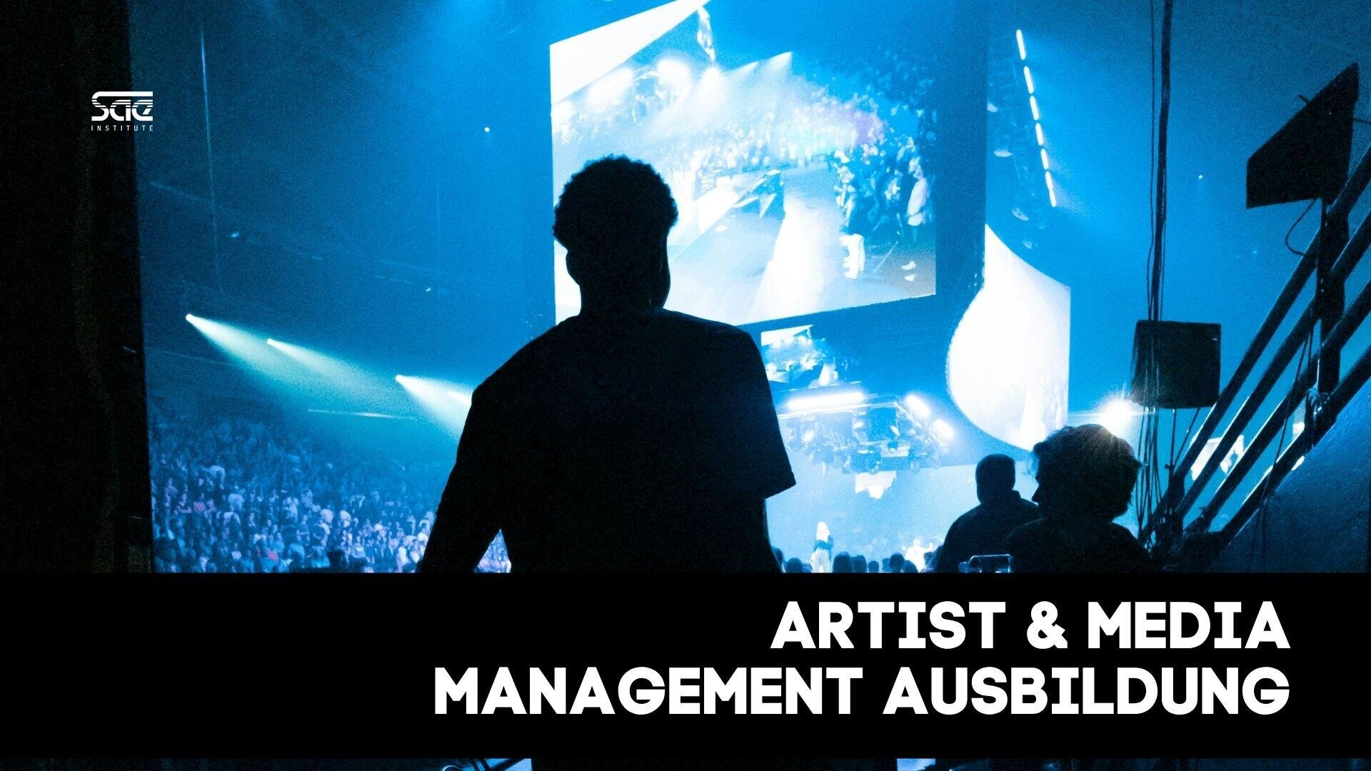Die Silhouette einer Person hinter der Bühne bei einem Konzert oder einer Veranstaltung, im Hintergrund sind helle Bildschirme und ein großes Publikum zu sehen. Der eingeblendete Text lautet: „ARTIST & MEDIA MANAGEMENT AUSBILDUNG“.