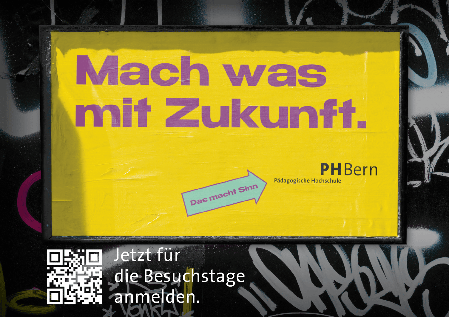 Eine gelbe Plakatwand mit violettem Schriftzug, auf dem „Mach war mit Zukunft“ steht. Darunter befinden sich ein QR-Code, ein deutscher Text und das Logo der PHBern, einer Pädagogischen Hochschule in Bern. Die Plakatwand steht vor einer mit Graffiti übersäten Wand.