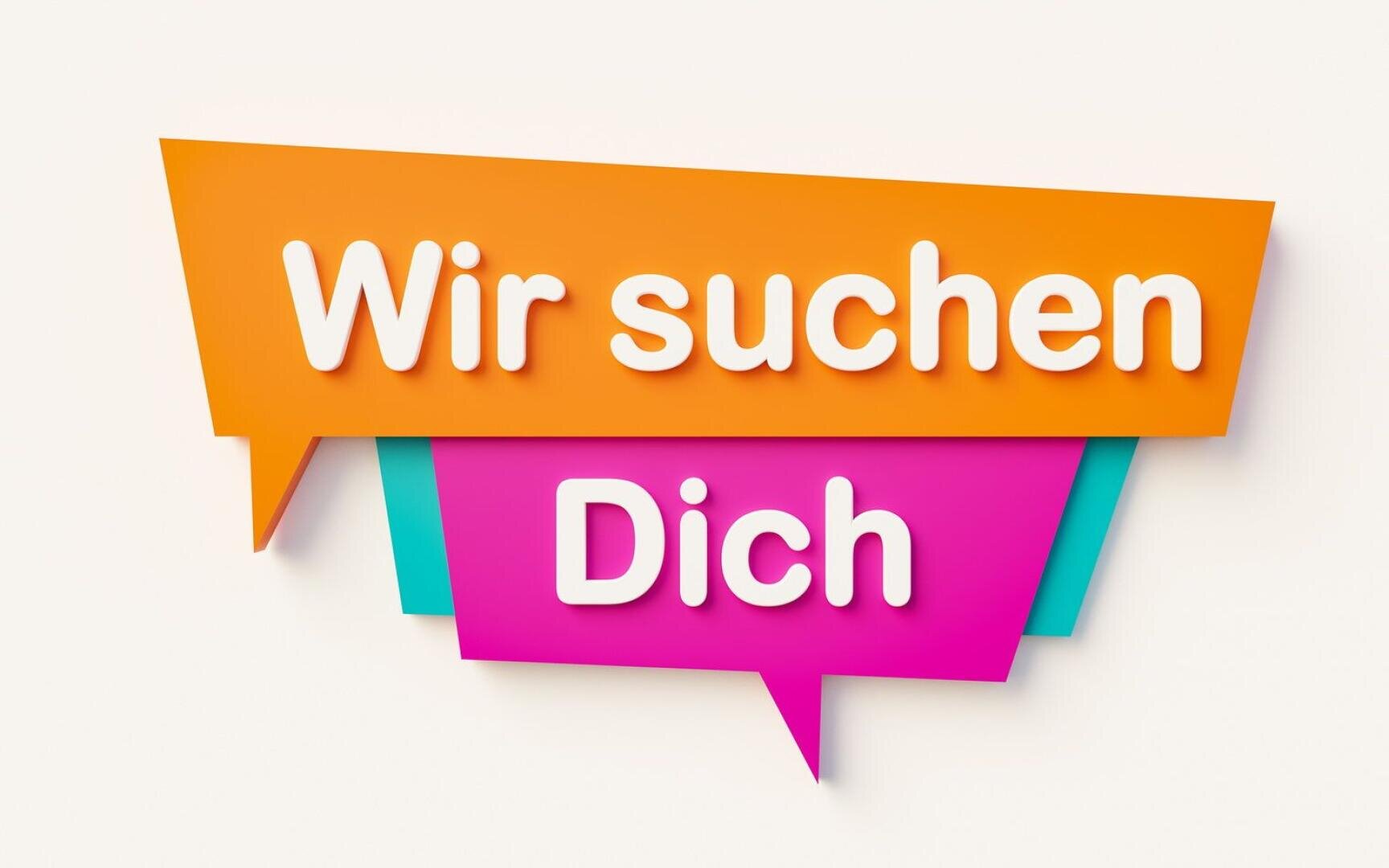 In bunten Sprechblasen steht auf Deutsch: „Wir suchen Dich“. Die Sprechblasen sind orange, pink und türkis und befinden sich auf einem hellen Hintergrund.