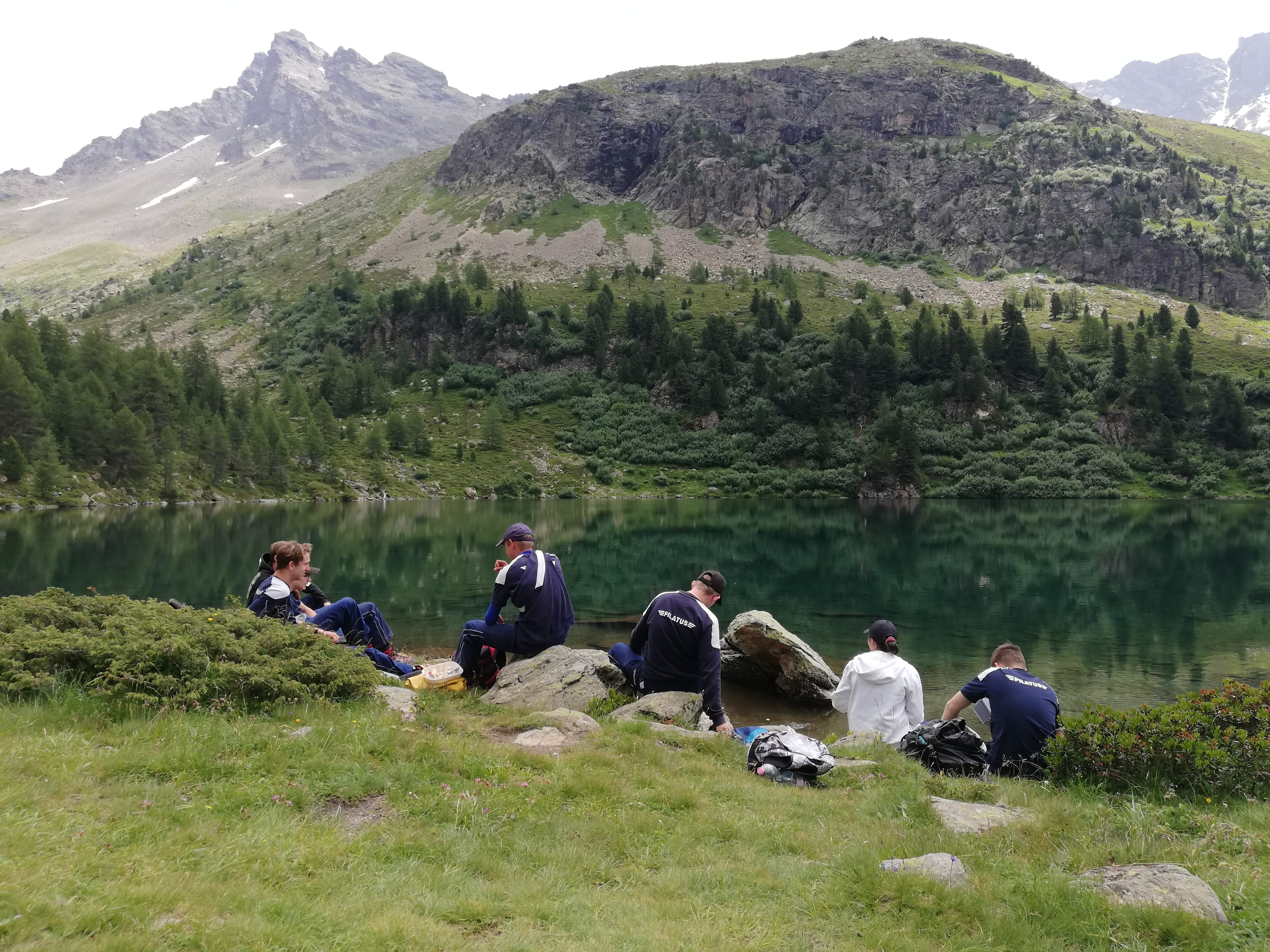 Im Sommerlager in Poschiavo (GR) geniessen die Lernenden ihre wohlverdiente Mittagspause.