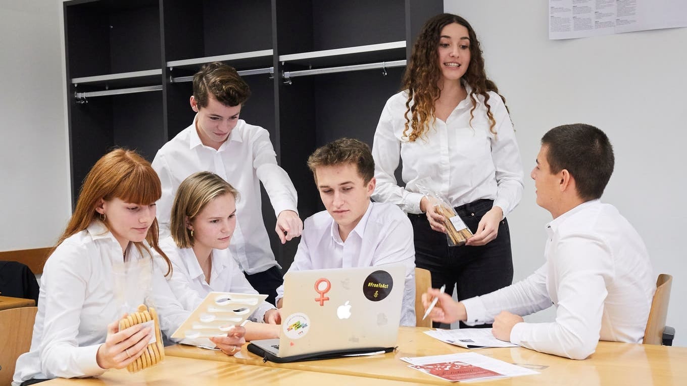 Beda Lengwiler und sein Team in der Diskussion über ihr Startup «Délicuillère»