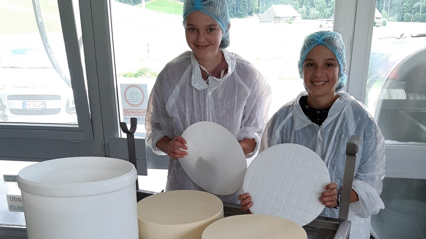 Der Stolz über den selbstgemachten Käse steht diesen beiden Schülerinnen ins Gesicht geschrieben.