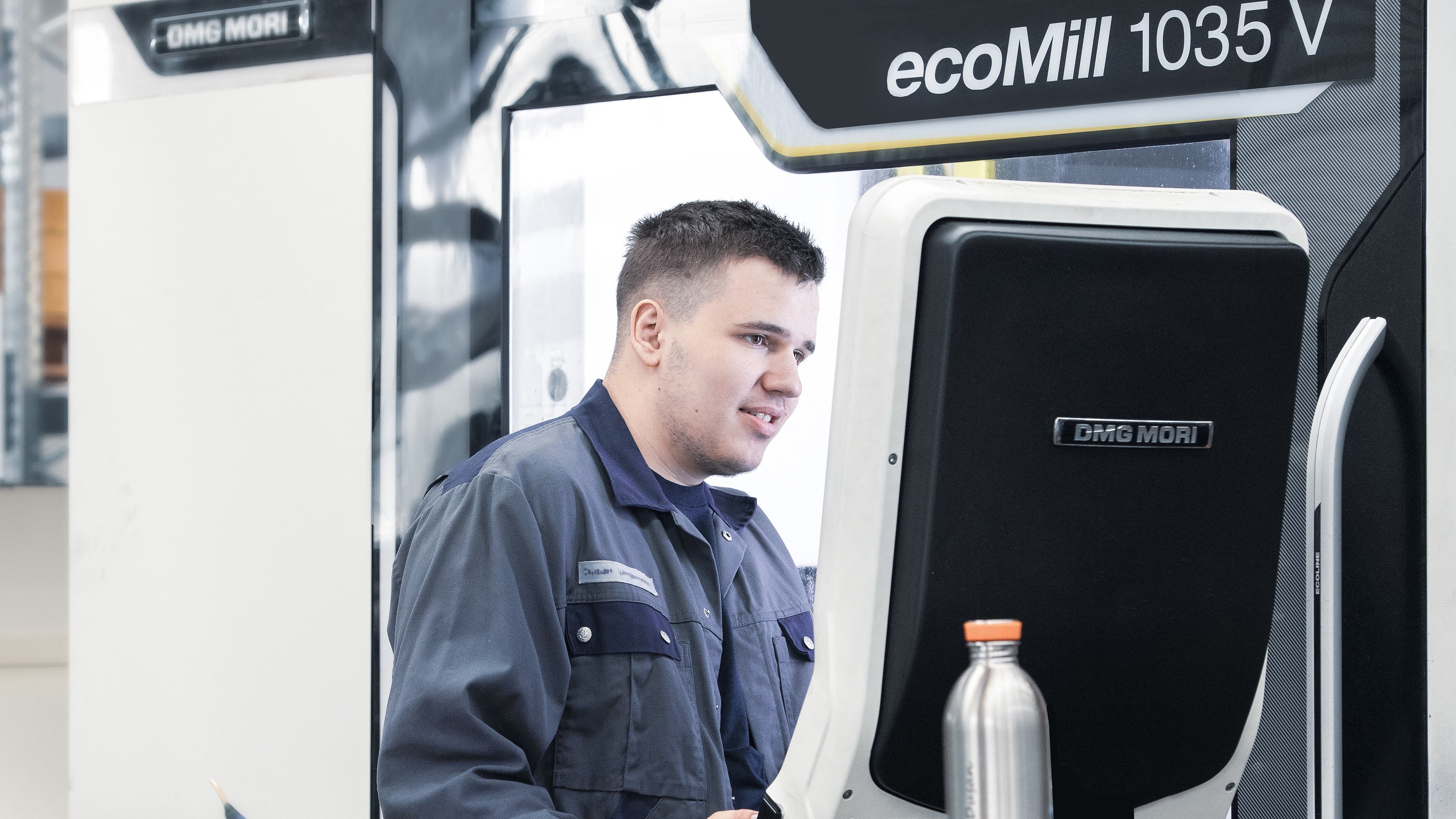 Arbeiten als Polymechaniker an hochmoderner CNC-Maschine