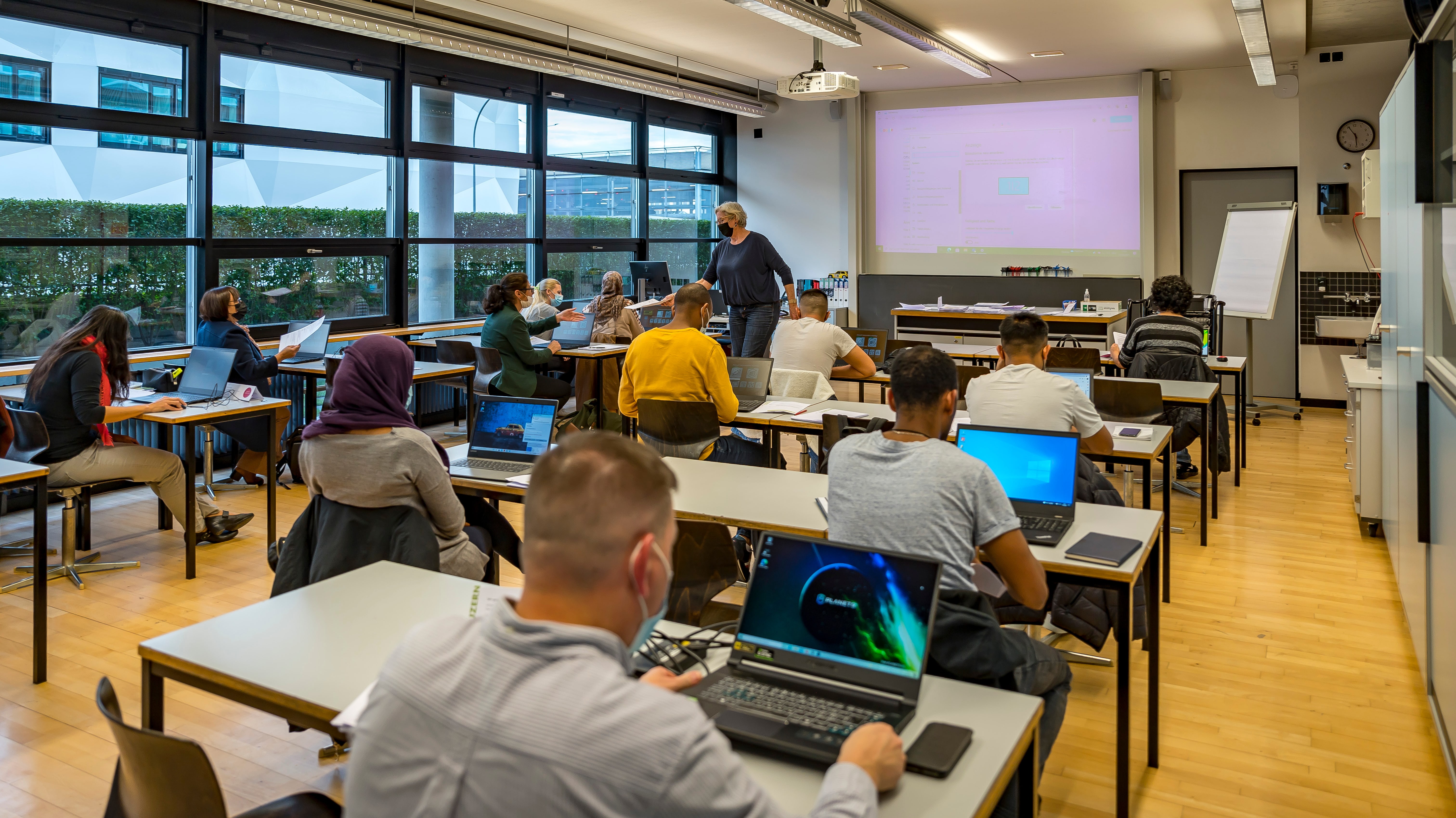 Besser lesen, schreiben oder die Technik verstehen – ein Besuch im Basiskurs Grundkompetenzen.