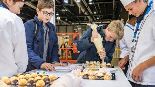 Mit Nahrungs- und Genussmitteln arbeiten, Gastlichkeit pflegen