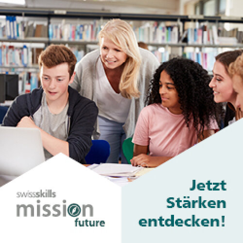 Vier junge Erwachsene, zwei Frauen und zwei Männer, sind in einer Bibliothek um einen Laptop versammelt, lächelnd und engagiert. Der Text lautet: swissskills mission future. Jetzt Stärken entdecken! (Entdecke jetzt deine Stärken!).