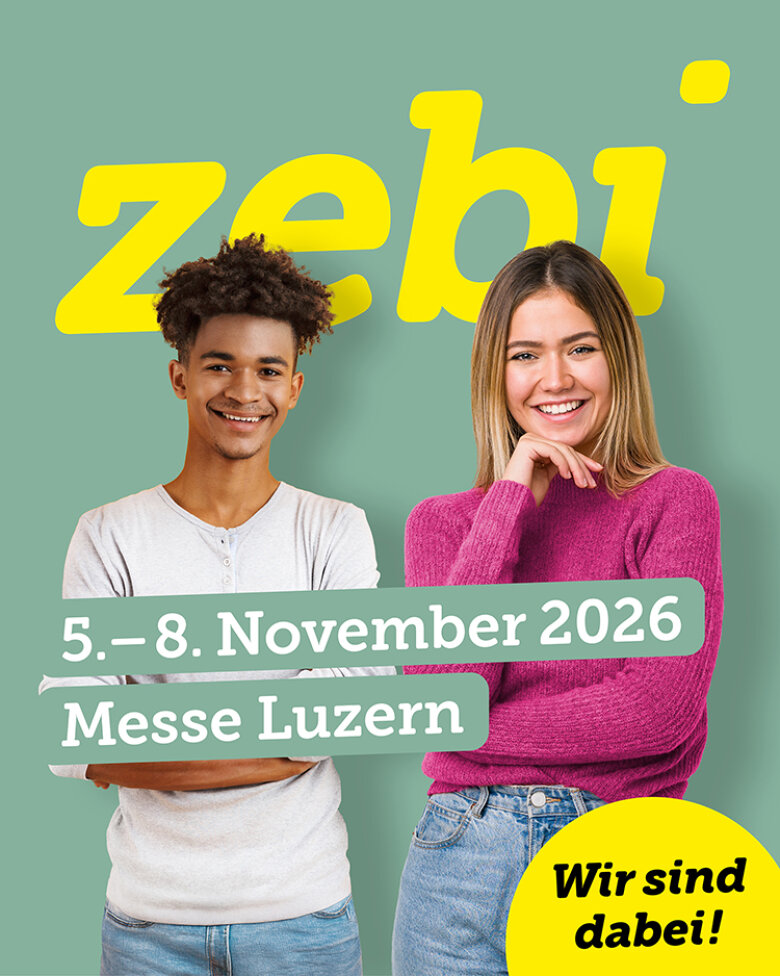 Zwei lächelnde junge Erwachsene stehen vor einem grünen Hintergrund, auf dem in gelber Schrift „zebi“ sowie die Veranstaltungsdetails zu lesen sind: 5.–8. November 2026, Messe Luzern. Auf einem gelben Anstecker steht auf Deutsch „Wir sind dabei!“.