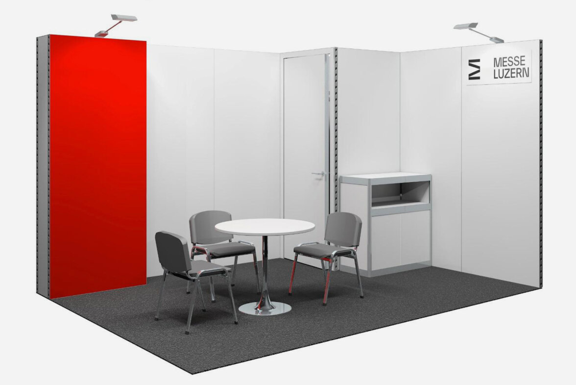 Offener Messestand mit rotem Seitenpanel, drei Stühlen, einem runden Tisch und einer abschliessbaren Rückwand mit Tür und Stauraum.